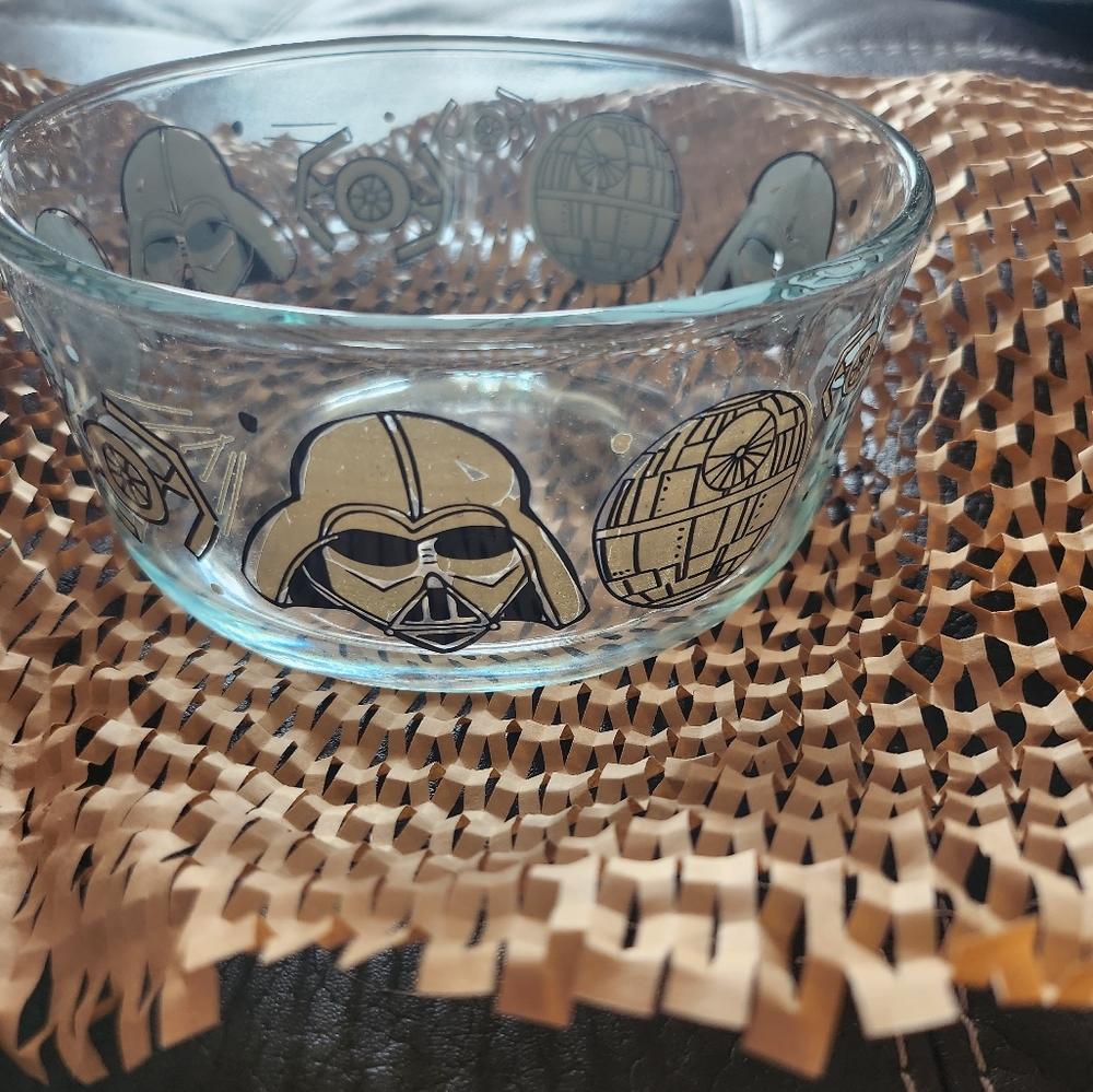 NWOT Pyrex Star Wars Darth Vader 4 Cup Glass Bowl Storage - Picture 2 of 4